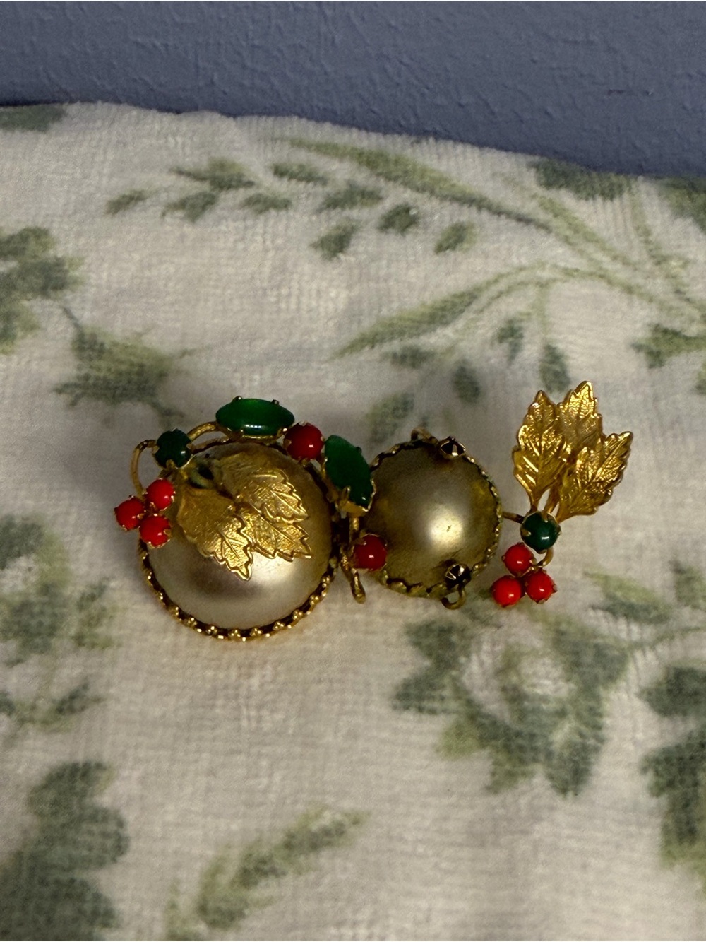 Vintage Gold-Tone Festive Berry Holiday Brooch Green & Red costume jewelry